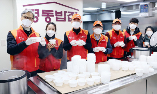 조경목(맨 왼쪽) SK에너지 사장과 임직원들이 지난 5일 '명동밥집' 봉사 활동에 참여했다. <SK에너지 제공>